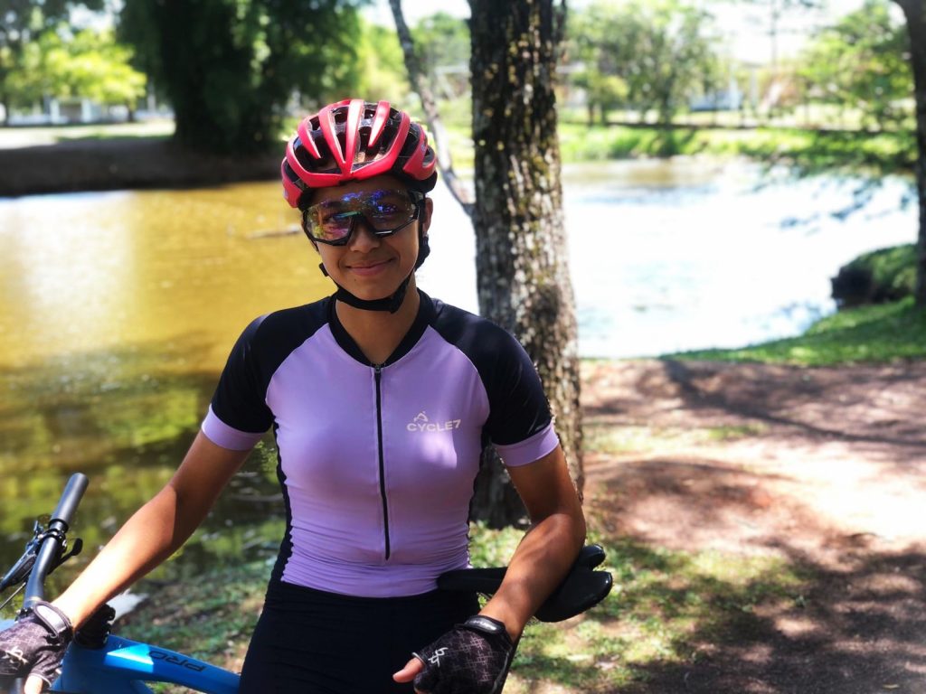 A adolescente Indianara Scotti em seu treinamento de ciclismo para o programa Jovem Atleta.